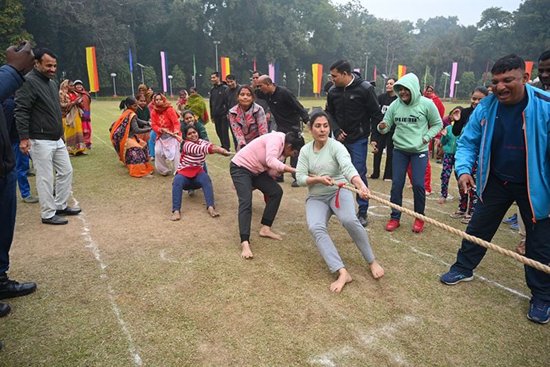 Race and tug of war were organized on the second day of the ongoing traditional sports competition at Raj Bhavan./राजभवन में चल रहे परंपरागत खेल प्रतियोगिता के दूसरे दिन दौड़ एवं रस्साकसी का हुआ आयोजन