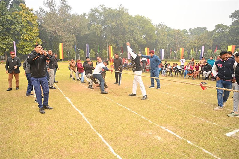 Race and tug of war were organized on the second day of the ongoing traditional sports competition at Raj Bhavan./राजभवन में चल रहे परंपरागत खेल प्रतियोगिता के दूसरे दिन दौड़ एवं रस्साकसी का हुआ आयोजन