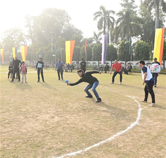 The traditional sports competition organized at Raj Bhavan for Raj Bhavan personnel and officials continued for the 11th day./राजभवन कार्मिकों व अध्यासितों हेतु राजभवन में आयोजित परंपरागत खेलकूद प्रतियोगिता 11वें दिन भी रहा जारी