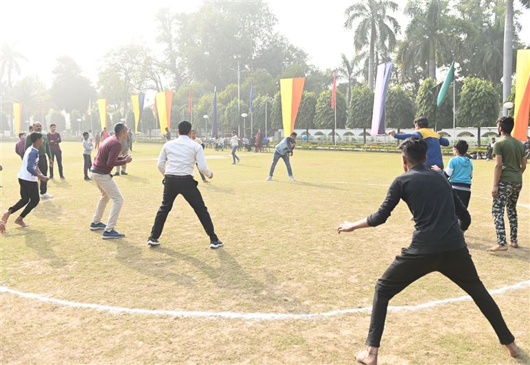 The traditional sports competition organized at Raj Bhavan for Raj Bhavan personnel and officials continued for the 11th day./राजभवन कार्मिकों व अध्यासितों हेतु राजभवन में आयोजित परंपरागत खेलकूद प्रतियोगिता 11वें दिन भी रहा जारी