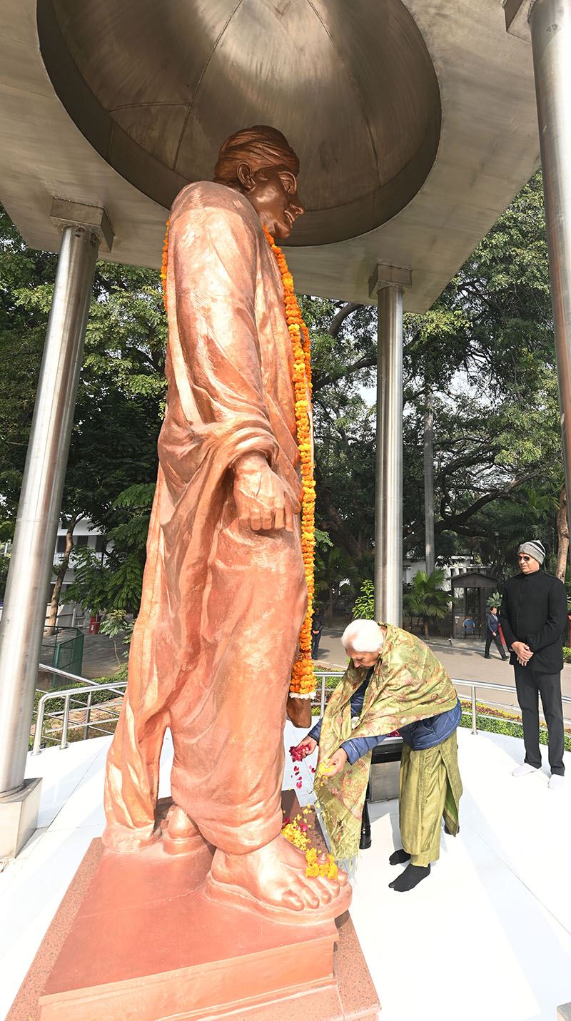 The Governor paid tribute to Swami Vivekananda on the occasion of his birth anniversary, celebrated as &quot;National Youth Day.&quot;/राज्यपाल ने स्वामी विवेकानन्द जी की जयन्ती ‘‘राष्ट्रीय युवा दिवस’’ पर श्रद्धांजलि अर्पित की