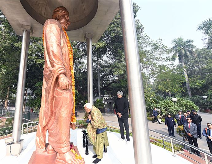 The Governor paid tribute to Swami Vivekananda on the occasion of his birth anniversary, celebrated as &quot;National Youth Day.&quot;/राज्यपाल ने स्वामी विवेकानन्द जी की जयन्ती ‘‘राष्ट्रीय युवा दिवस’’ पर श्रद्धांजलि अर्पित की