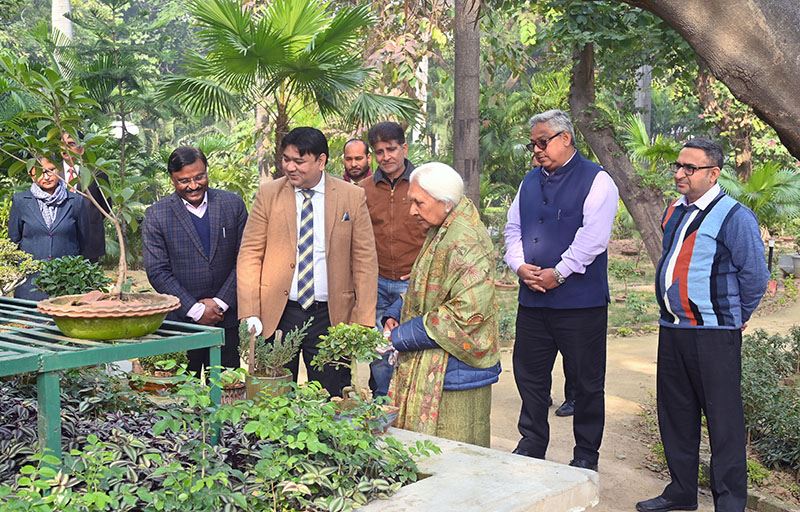 The Governor inspected the Bonsai Garden located in Raj Bhavan premises./राज्यपाल ने राजभवन परिसर स्थित बोंसाई गार्डन का किया निरीक्षण