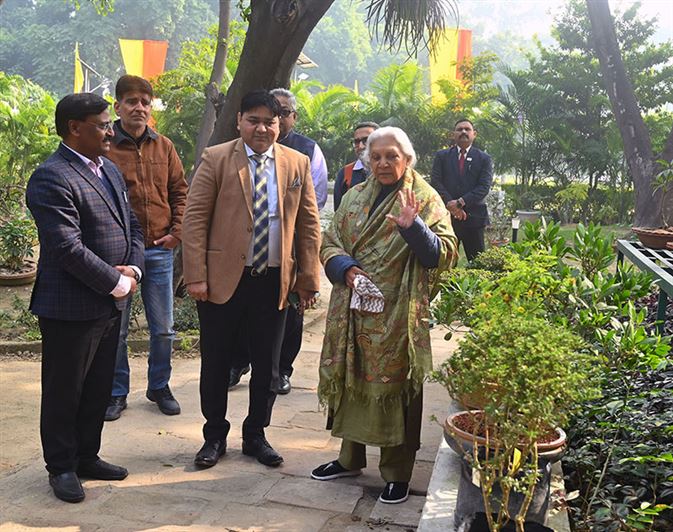 The Governor inspected the Bonsai Garden located in Raj Bhavan premises./राज्यपाल ने राजभवन परिसर स्थित बोंसाई गार्डन का किया निरीक्षण