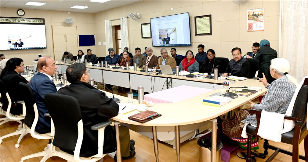 Governor reviewed the self study report prepared for NAAC grading of Dr. A.P.J. Abdul Kalam Technical University, Lucknow./राज्यपाल ने डॉ0 ए0पी0जे0 अब्दुल कलाम प्राविधिक विश्वविद्यालय, लखनऊ की नैक ग्रेडिंग हेतु तैयार सेल्फ स्टडी रिपोर्ट की समीक्षा की
