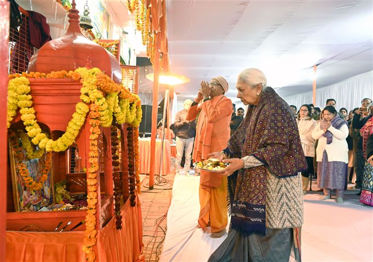 The Governor performed aarti and worshipped at the temple located at Raj Bhavan on the occasion of the consecration of Lord Shri Ram Ji./राज्यपाल ने भगवान श्री राम जी के प्राण प्रतिष्ठा के अवसर पर राजभवन स्थित मंदिर में की आरती और पूजा अर्चना