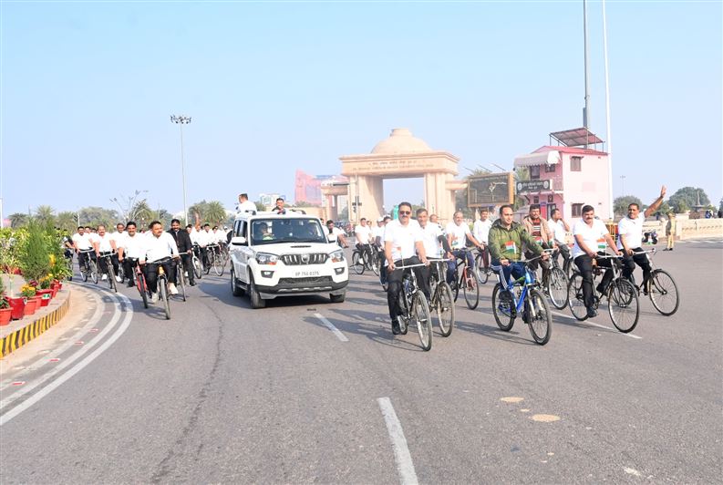 Voluntary blood donation camp and cycle rally organized at Raj Bhavan on &apos;Uttar Pradesh Foundation Day&apos;/‘उत्तर प्रदेश स्थापना दिवस‘ पर राजभवन में स्वैच्छिक रक्तदान शिविर व साइकिल रैली का हुआ आयोजन