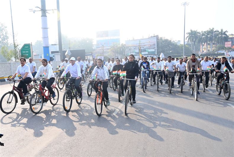 Voluntary blood donation camp and cycle rally organized at Raj Bhavan on &apos;Uttar Pradesh Foundation Day&apos;/‘उत्तर प्रदेश स्थापना दिवस‘ पर राजभवन में स्वैच्छिक रक्तदान शिविर व साइकिल रैली का हुआ आयोजन