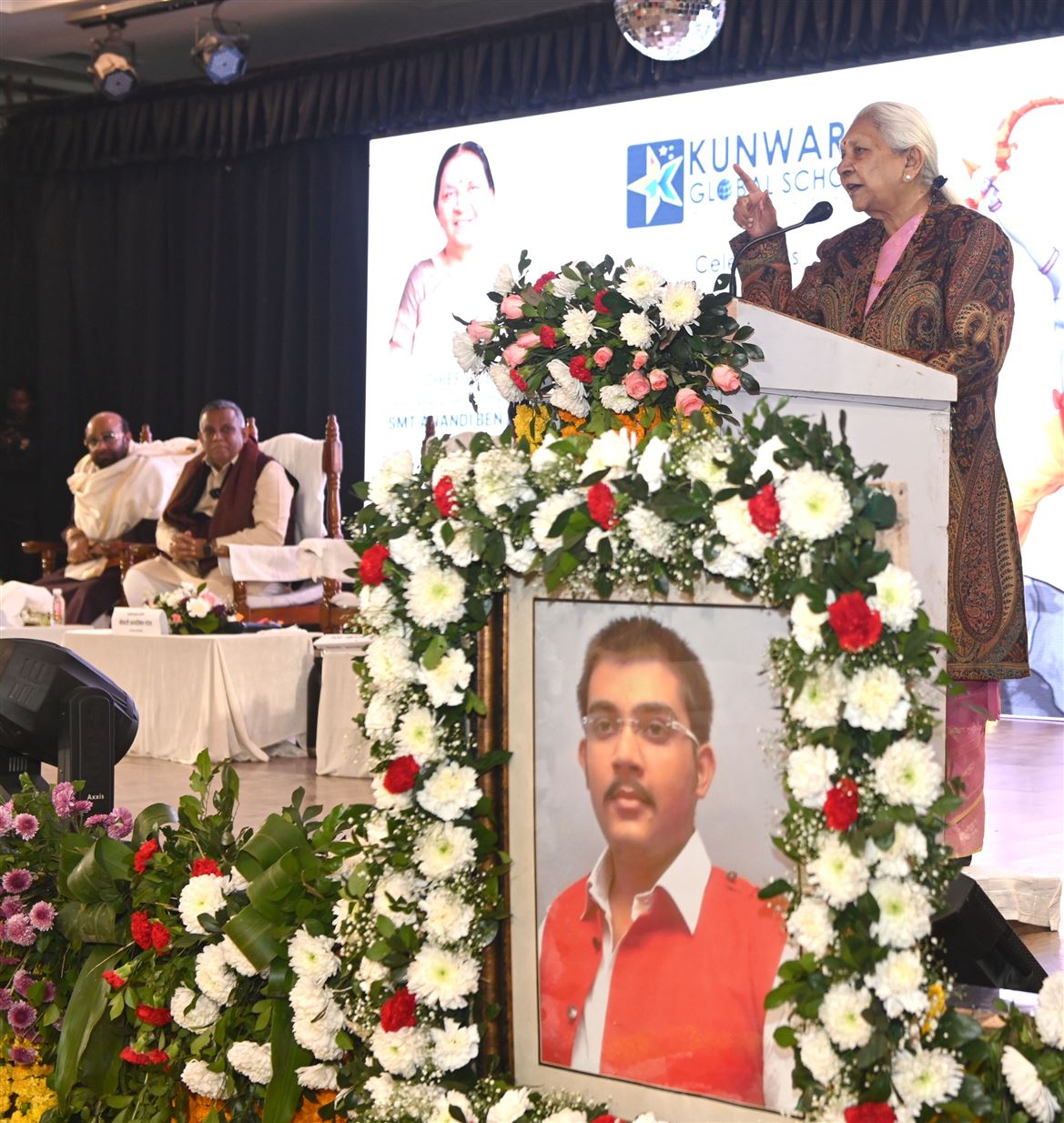 Governor attended the annual function of Kunwar Global School, Lucknow/राज्यपाल कुँवर ग्लोबल स्कूल, लखनऊ के वार्षिक समारोह में सम्मिलित हुईं