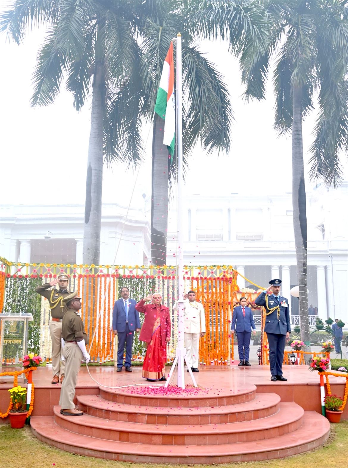 Governor hoisted the National Flag at Raj Bhavan/राजभवन में राज्यपाल द्वारा किया गया ध्वजारोहण