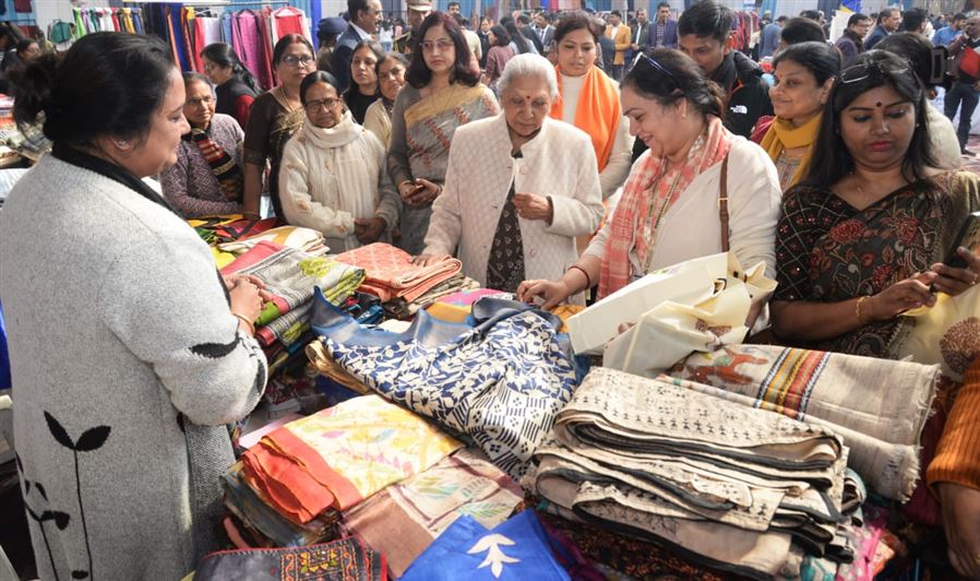The Governor visited the Craftroots exhibition of handicrafts and artisan products in Kanpur and encouraged the artisans./राज्यपाल ने कानपुर में हस्तशिप और कारीगरों के उत्पादों की क्राफ्टरूट्स प्रदर्शनी में भ्रमण कर कारीगरों का उत्साह बढ़ाया ।