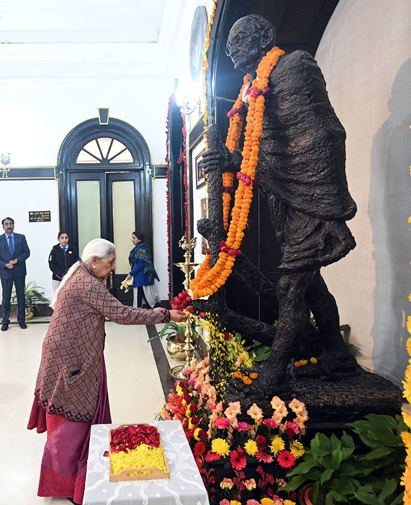 The Governor paid tribute to Mahatma Gandhi on Martyr&apos;s Day by garlanding and paying floral tributes at the statue at Raj Bhavan./राज्यपाल ने शहीद दिवस पर महात्मा गांधी की प्रतिमा पर माल्यर्पण व पुष्पांजलि देकर राजभवन में श्रद्धांजलि अर्पित की