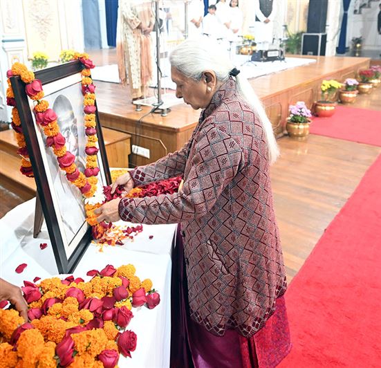 The Governor paid tribute to Mahatma Gandhi on Martyr&apos;s Day by garlanding and paying floral tributes at the statue at Raj Bhavan./राज्यपाल ने शहीद दिवस पर महात्मा गांधी की प्रतिमा पर माल्यर्पण व पुष्पांजलि देकर राजभवन में श्रद्धांजलि अर्पित की