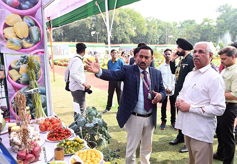 Governor of Bihar visited the flower exhibition organized at Raj Bhavan/राजभवन में आयोजित पुष्प प्रदर्शनी का बिहार के राज्यपाल ने किया अवलोकन
