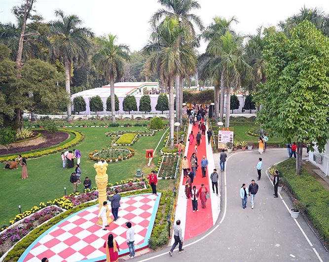 Governor of Bihar visited the flower exhibition organized at Raj Bhavan/राजभवन में आयोजित पुष्प प्रदर्शनी का बिहार के राज्यपाल ने किया अवलोकन