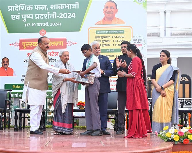 The Governor honored the winners of the 55th Regional Fruit, Vegetable and Flower Exhibition organized at Raj Bhavan./राज्यपाल ने राजभवन में आयोजित 55वीं प्रादेशिक फल, शाकभाजी एवं पुष्प प्रदर्शनी के प्रतियोगी विजेताओं को सम्मानित किया
