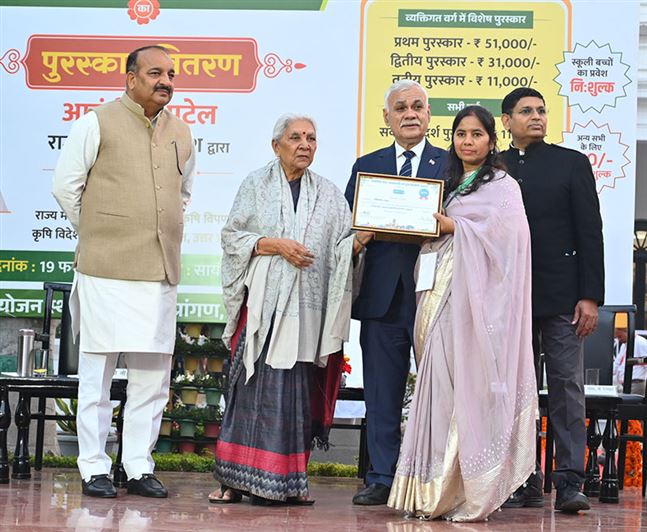 The Governor honored the winners of the 55th Regional Fruit, Vegetable and Flower Exhibition organized at Raj Bhavan./राज्यपाल ने राजभवन में आयोजित 55वीं प्रादेशिक फल, शाकभाजी एवं पुष्प प्रदर्शनी के प्रतियोगी विजेताओं को सम्मानित किया