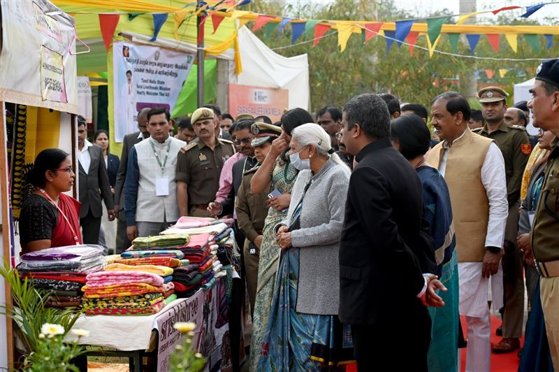 Governor visited Saras Livelihood Fair organized at Shilp Haat, Noida/राज्यपाल ने नोएडा के शिल्प हॉट में आयोजित सरस आजीविका मेले का अवलोकन किया