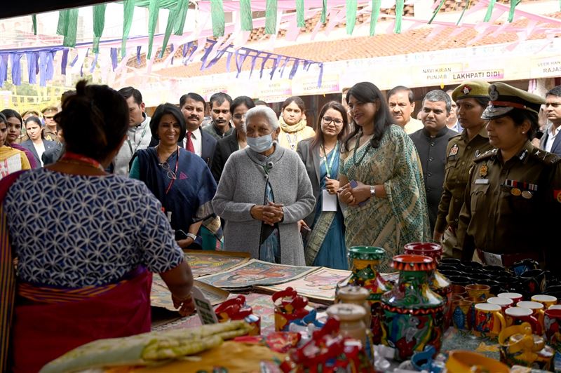 Governor visited Saras Livelihood Fair organized at Shilp Haat, Noida/राज्यपाल ने नोएडा के शिल्प हॉट में आयोजित सरस आजीविका मेले का अवलोकन किया