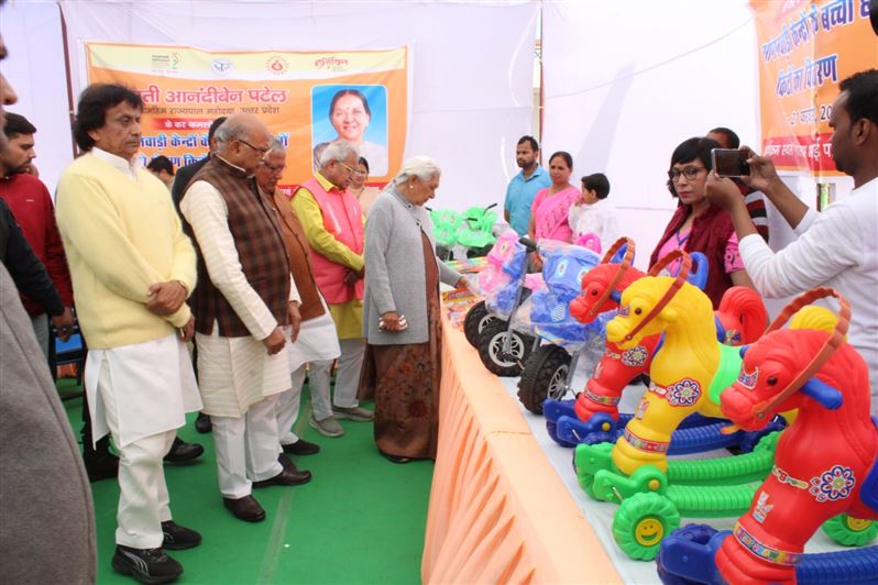 The Governor distributed 300 Anganwadi kits in Meerut/राज्यपाल ने मेरठ में 300 आंगनवाड़ी किट का वितरण किया।