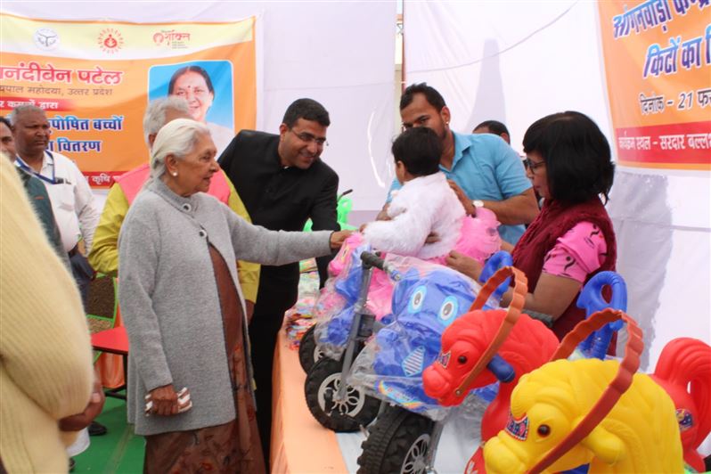 The Governor distributed 300 Anganwadi kits in Meerut/राज्यपाल ने मेरठ में 300 आंगनवाड़ी किट का वितरण किया।