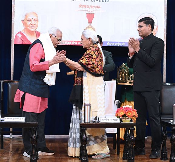 The Governor honored former Governor of Uttar Pradesh, Shri Ram Naik ji at Raj Bhavan on being nominated for &apos;Padma Bhushan&apos;./राज्यपाल ने राजभवन में उत्तर प्रदेश के पूर्व राज्यपाल श्री राम नाईक जी को ‘पद्म भूषण’ हेतु मनोनीत होने पर सम्मानित किया