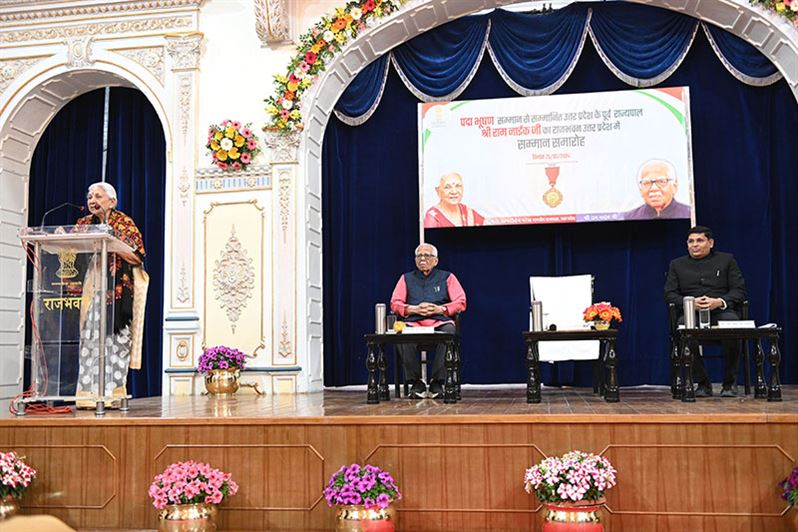 The Governor honored former Governor of Uttar Pradesh, Shri Ram Naik ji at Raj Bhavan on being nominated for &apos;Padma Bhushan&apos;./राज्यपाल ने राजभवन में उत्तर प्रदेश के पूर्व राज्यपाल श्री राम नाईक जी को ‘पद्म भूषण’ हेतु मनोनीत होने पर सम्मानित किया
