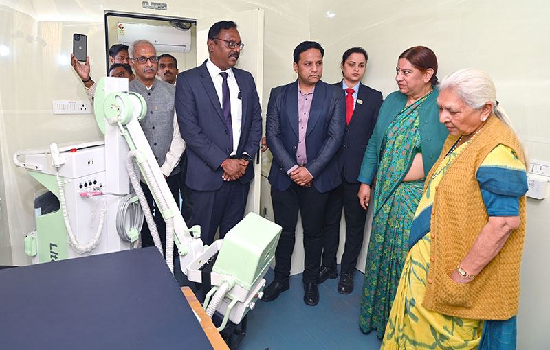 The Governor flagged off the &apos;Mobile Cancer Detection Unit&apos; of King George&apos;s Medical University from Raj Bhavan./राज्यपाल ने राजभवन से किंग जार्ज चिकित्सा विश्वविद्यालय की ‘मोबाइल कैंसर डिटेक्शन यूनिट‘ को फ्लैग ऑफ करके रवाना किया