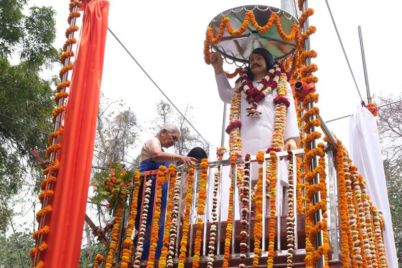 Governor unveiled the statue of freedom fighter Shaheed Jhuri Bind in Mirzapur./राज्यपाल ने मीरजापुर में स्वतंत्रता संग्राम सेनानी शहीद झूरी बिन्द के प्रतिमा का अनावरण किया