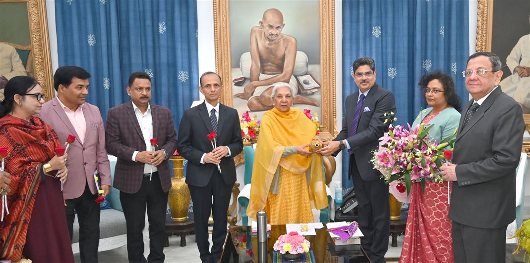 Vice Chancellor and professors of Lucknow University met the Governor and expressed gratitude on the approval of Rs 100 crore grant from PM Usha./राज्यपाल से मिलकर लखनऊ विश्वविद्यालय के कुलपति और प्राध्यापकों ने ‘पी0एम0 ऊषा‘ से 100 करोड़ ग्रांट मंजूरी पर जताया आभार
