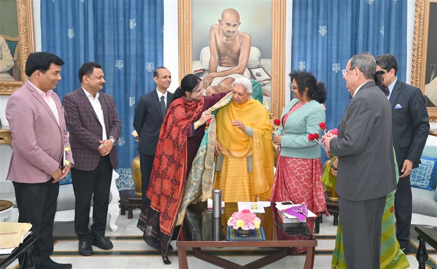 Vice Chancellor and professors of Lucknow University met the Governor and expressed gratitude on the approval of Rs 100 crore grant from PM Usha./राज्यपाल से मिलकर लखनऊ विश्वविद्यालय के कुलपति और प्राध्यापकों ने ‘पी0एम0 ऊषा‘ से 100 करोड़ ग्रांट मंजूरी पर जताया आभार
