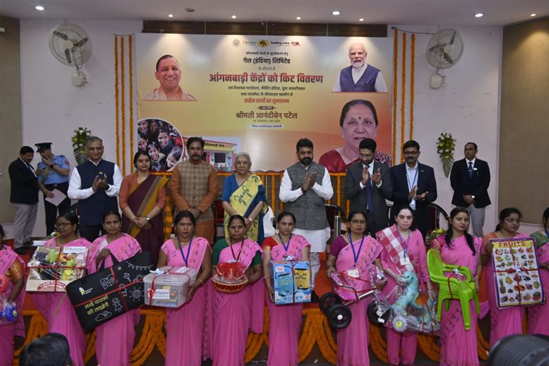 The Governor distributed 565 kits to equip Anganwadi centers in Varanasi district./राज्यपाल ने जनपद वाराणसी में आंगनबाड़ी केंद्रों को सुसज्जित करने हेतु 565 किट वितरित कीं।