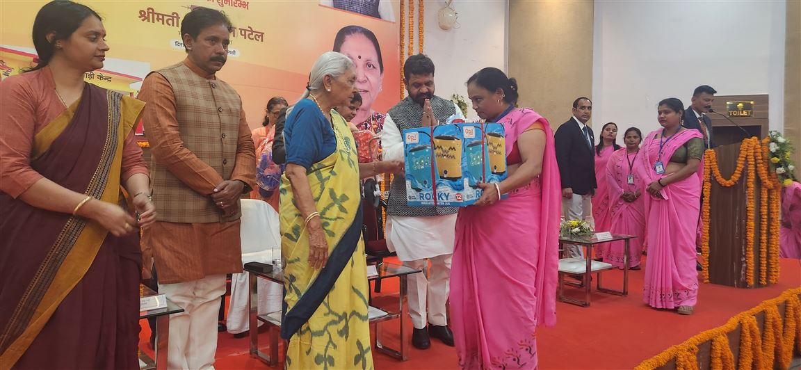 The Governor distributed 565 kits to equip Anganwadi centers in Varanasi district./राज्यपाल ने जनपद वाराणसी में आंगनबाड़ी केंद्रों को सुसज्जित करने हेतु 565 किट वितरित कीं।