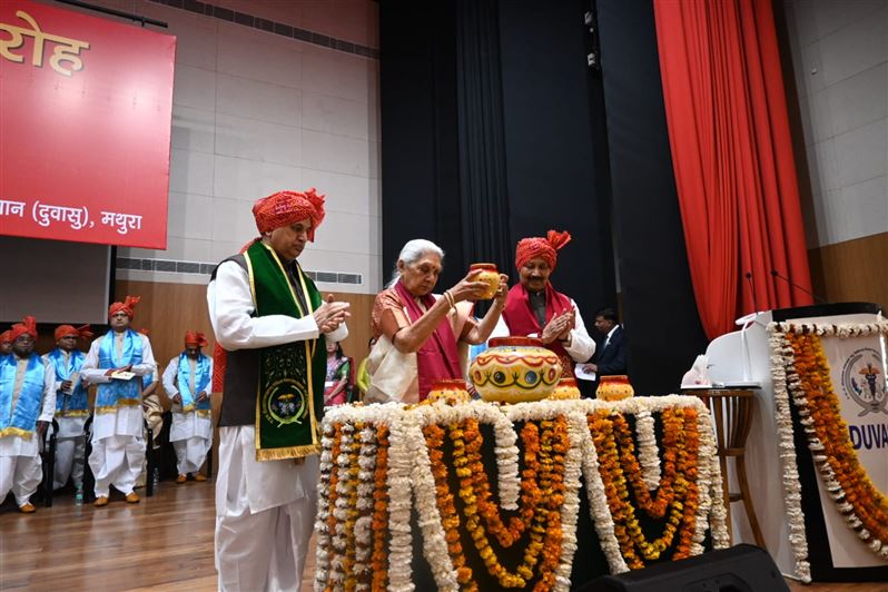 The 13th convocation of Uttar Pradesh Pandit Deendayal Upadhyaya Veterinary Sciences University and Cow Research Institute, Mathura concluded under the chairmanship of the Governor./राज्यपाल की अध्यक्षता में उत्तर प्रदेश पंडित दीनदयाल उपाध्याय पशु चिकित्सा विज्ञान विश्वविद्यालय एवं गो अनुसंधान संस्थान, मथुरा का 13वां दीक्षान्त समारोह सम्पन्न