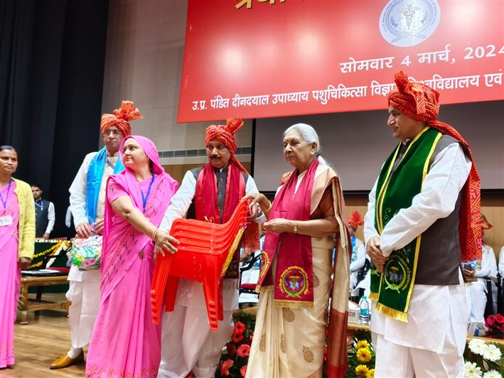 The 13th convocation of Uttar Pradesh Pandit Deendayal Upadhyaya Veterinary Sciences University and Cow Research Institute, Mathura concluded under the chairmanship of the Governor./राज्यपाल की अध्यक्षता में उत्तर प्रदेश पंडित दीनदयाल उपाध्याय पशु चिकित्सा विज्ञान विश्वविद्यालय एवं गो अनुसंधान संस्थान, मथुरा का 13वां दीक्षान्त समारोह सम्पन्न